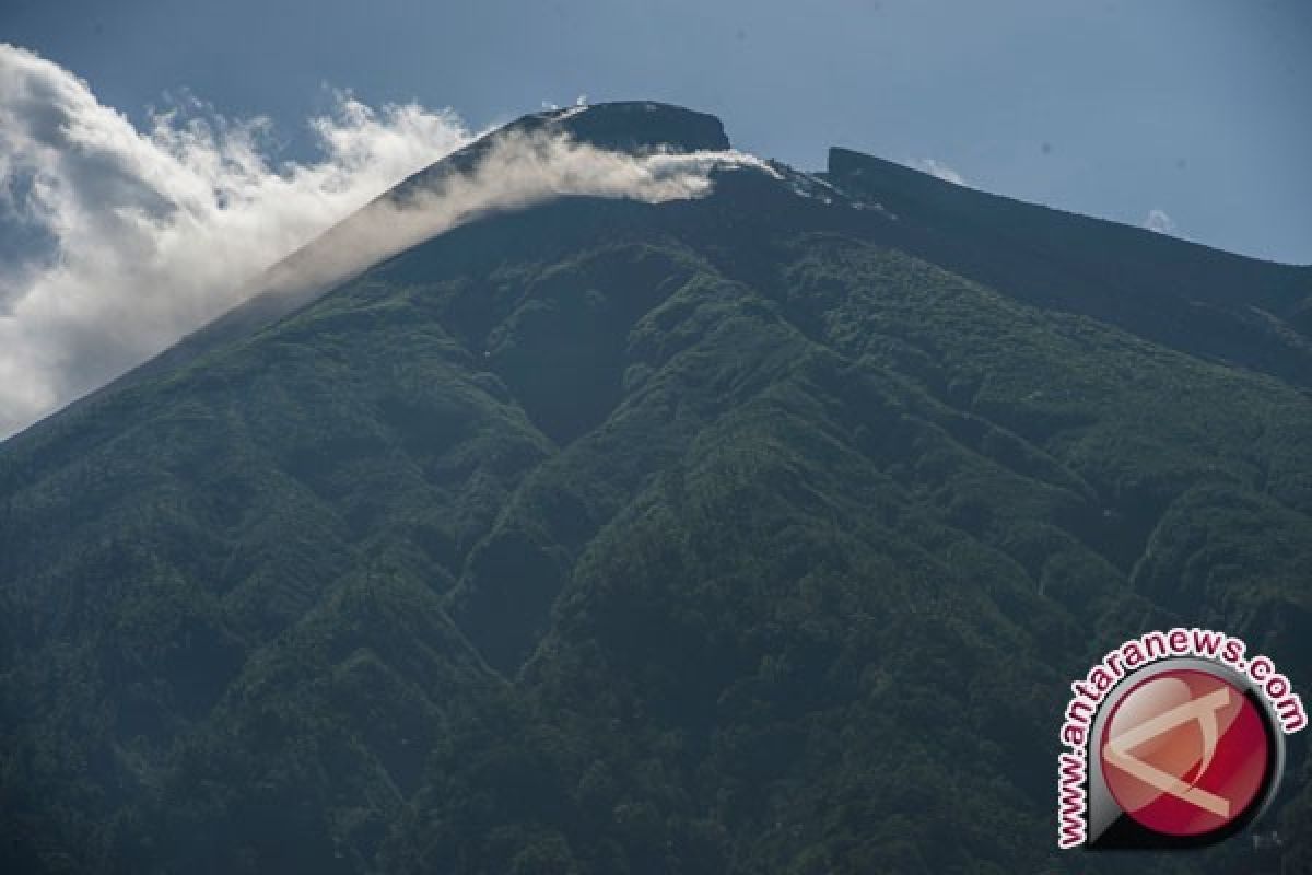 Bandara Baabullah Ternate ditutup sementara akibat gunung Gamalama