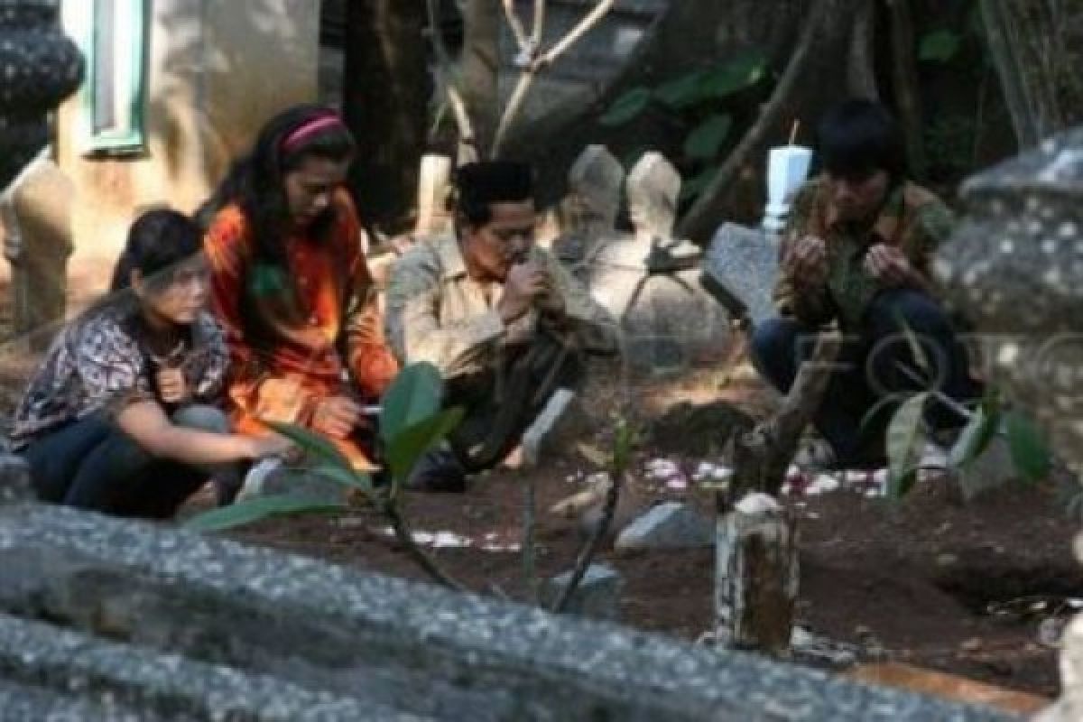 Peziarah Padati Makam Bergota Usai Shalat Id