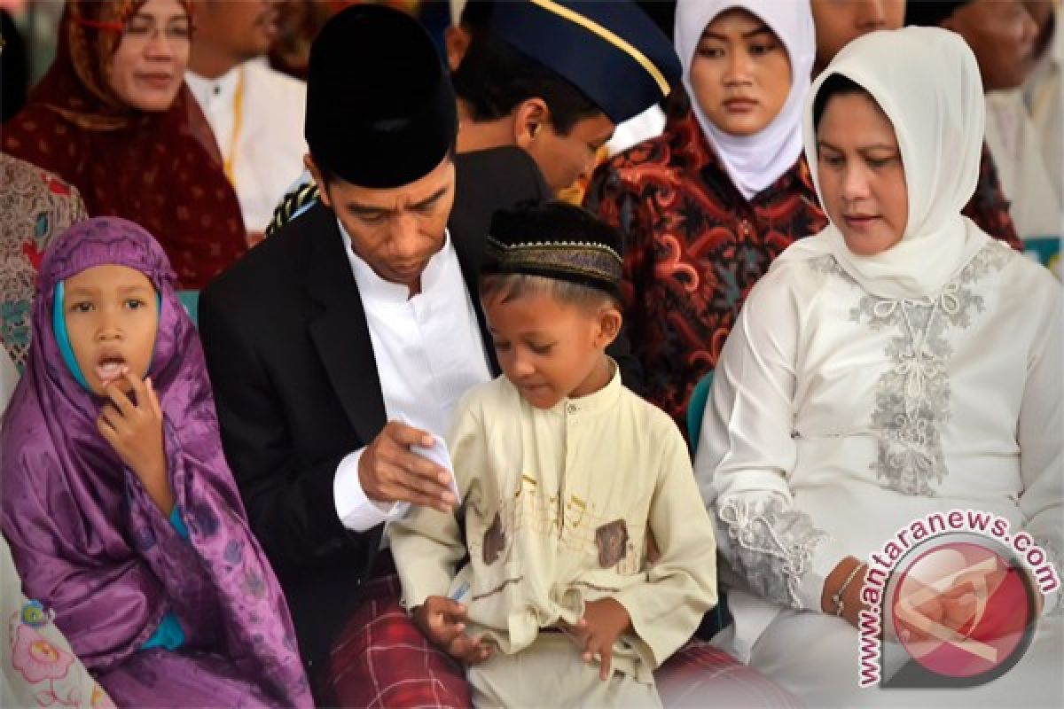 Jokowi salami warga usai Shalat Id