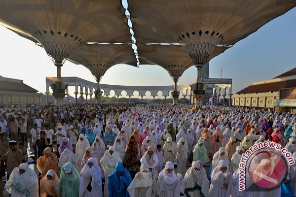 Muslims across Indonesia celebrate Eid together