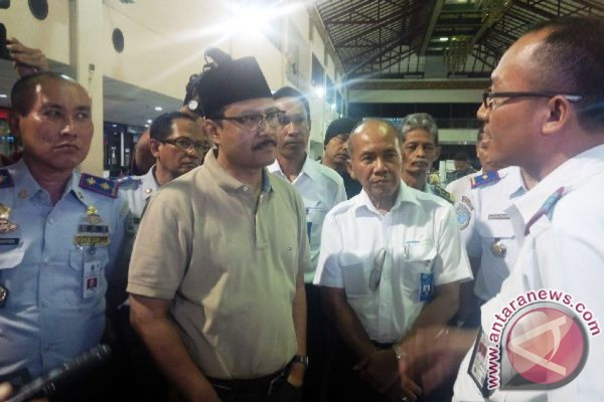 Wagub Jatim Temui Penumpang Pesawat Gagal Terbang