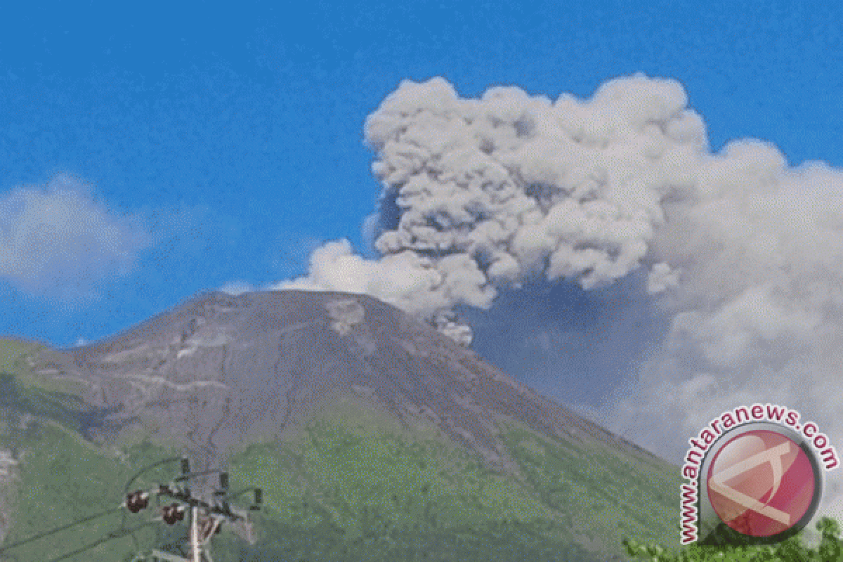 Three villages affected by mt Gamalama`s volcanic ash