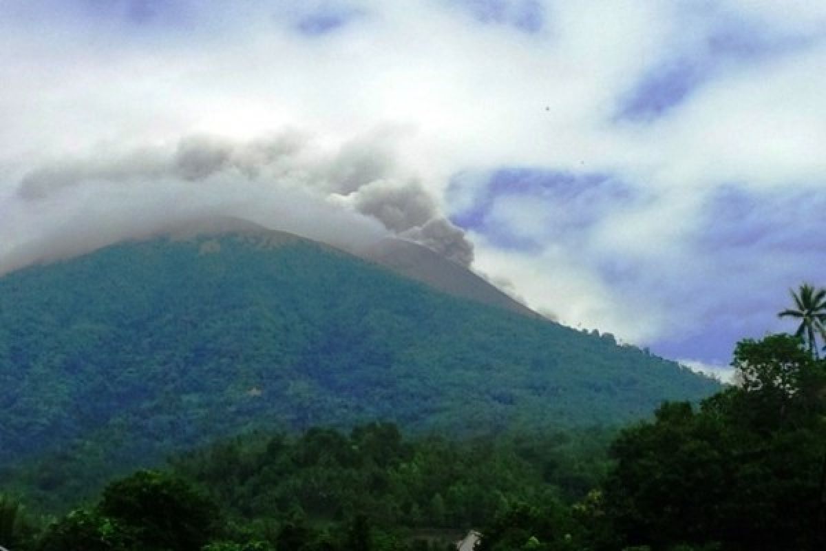 Gunung Gamalama Ternate Semburkan Abu Vulkanik