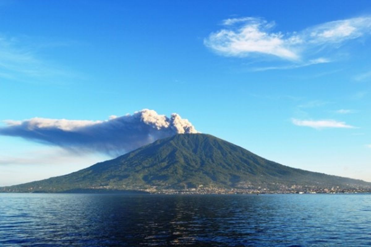 Gamalama Kembali Semburkan Abu Vulkanik