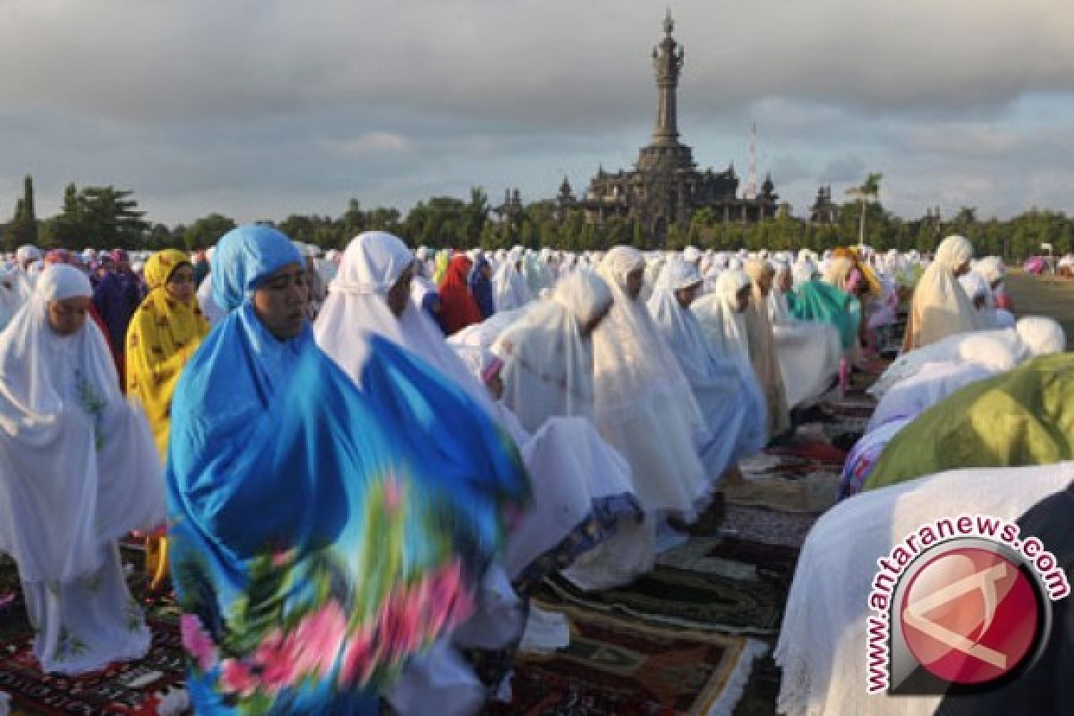 Tradisi "ngejot" di Bali saat Idul Fitri  