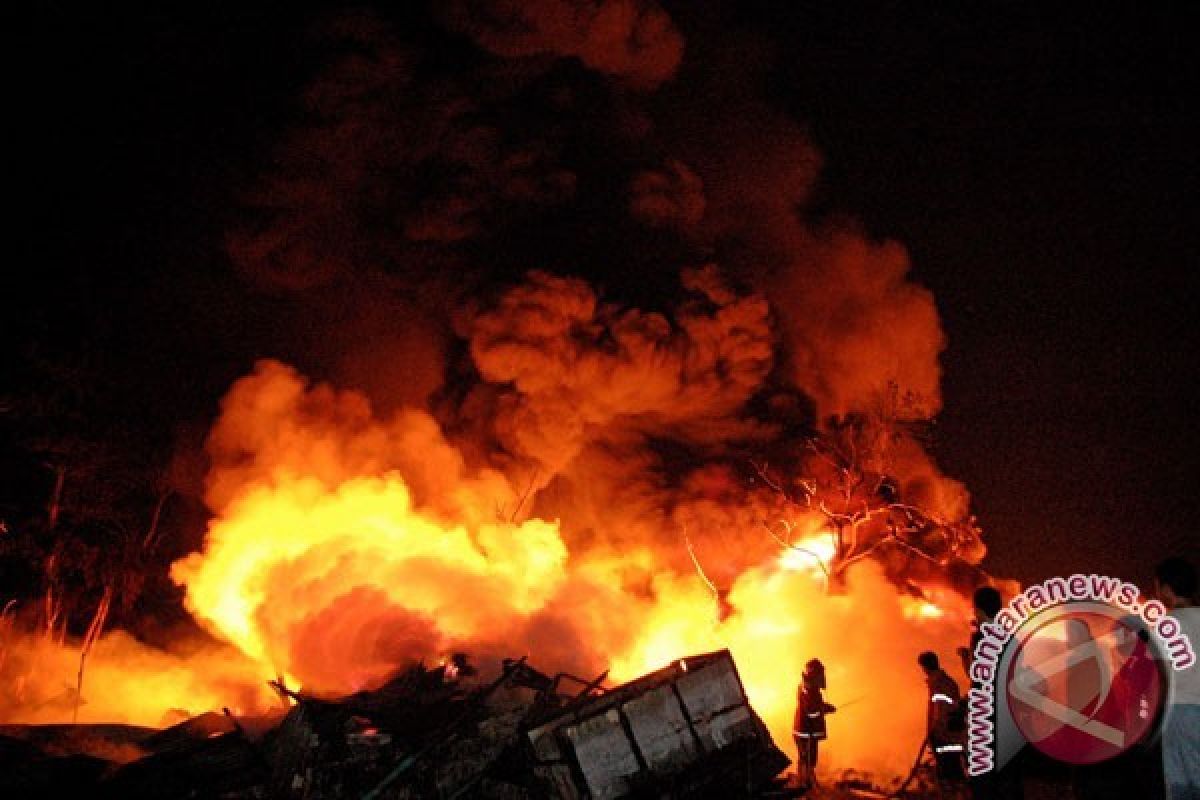 Sebuah lapak di Duren Sawit ludes terbakar