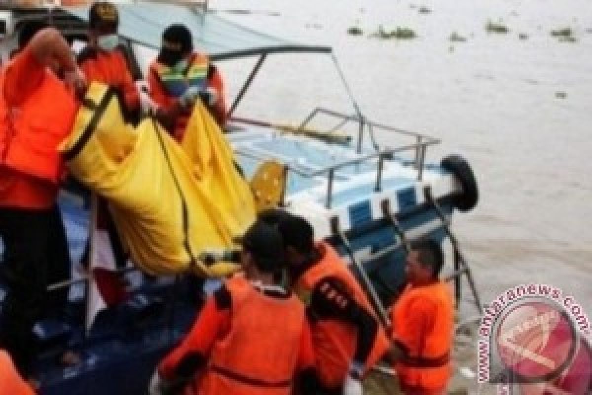 Tim SAR Evakuasi Korban Tenggelam di Pantai Jetis