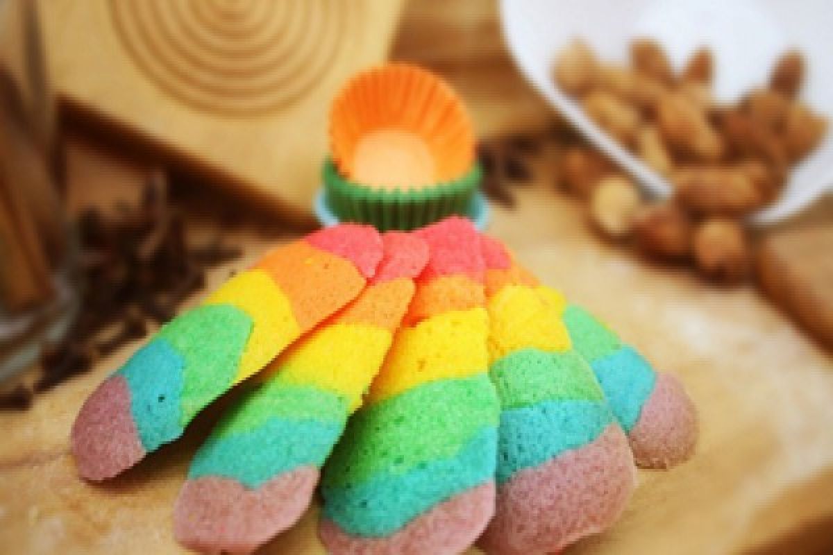 Kue Lidah Kucing "Rainbow" diminati pembeli