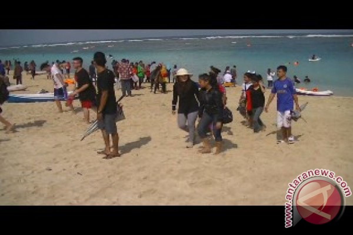 Pantai Penimbangan Singaraja Dipadati Wisatawan Libur Paskah