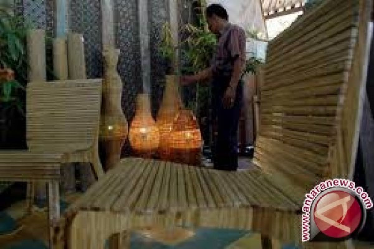 Pengrajin Sukawati Produksi Kerajinan Bambu Untuk Wisatawan