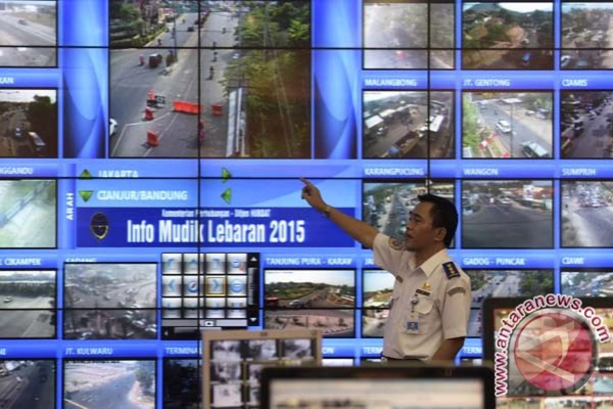 Polisi alihkan jalur atasi kemacetan Tol Jakarta-Cikampek