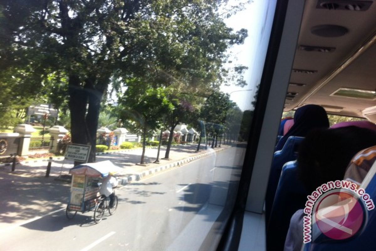 Menikmati kelenggangan Jakarta dengan bus tingkat