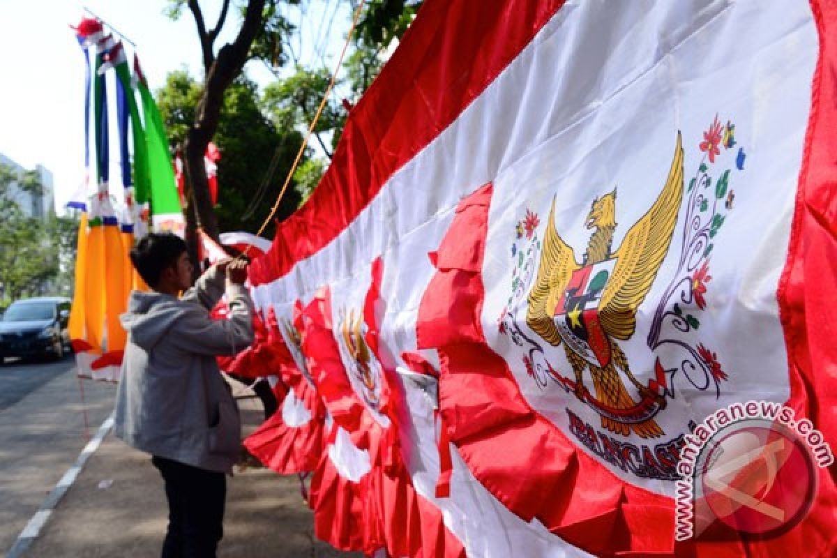 Salah pasang, pedagang bendera ditegur Satpol PP