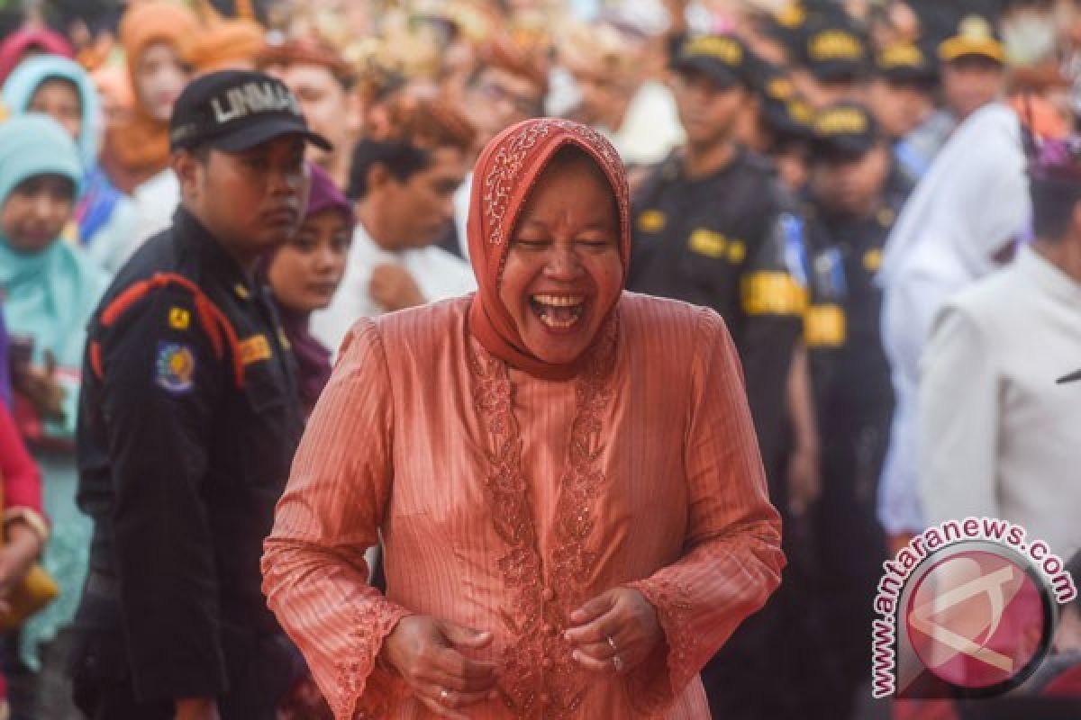 Rasiyo ziarah, Risma berdoa