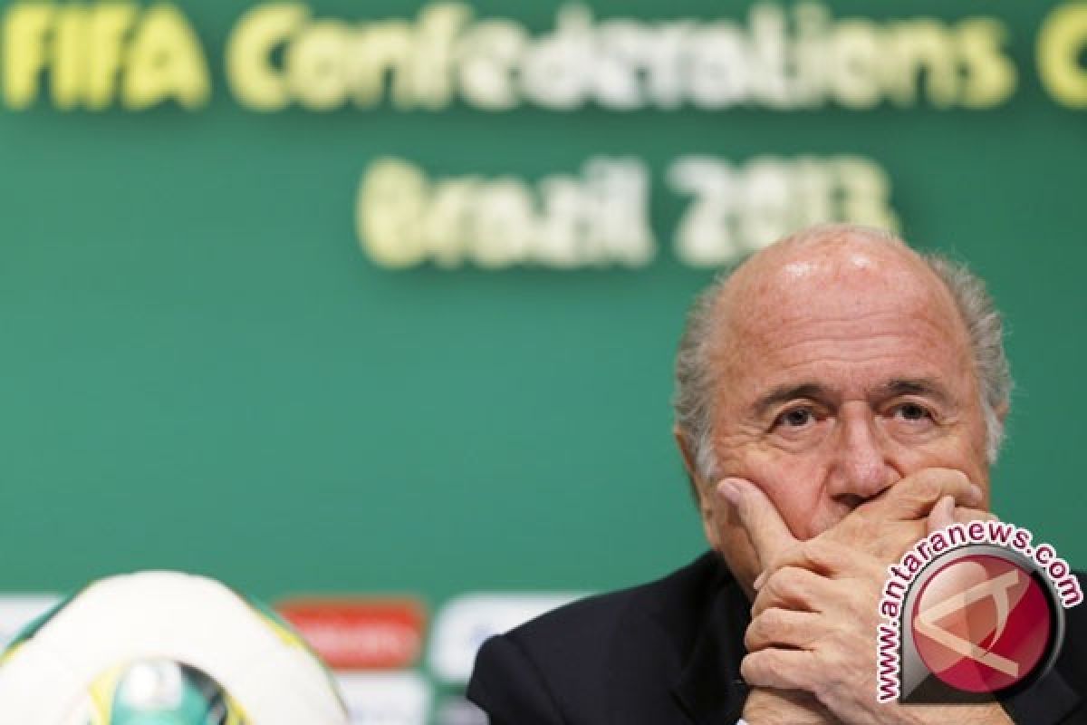 Komedian Lee Nelson Ditahan Setelah Siram Blatter Dengan Uang Palsu