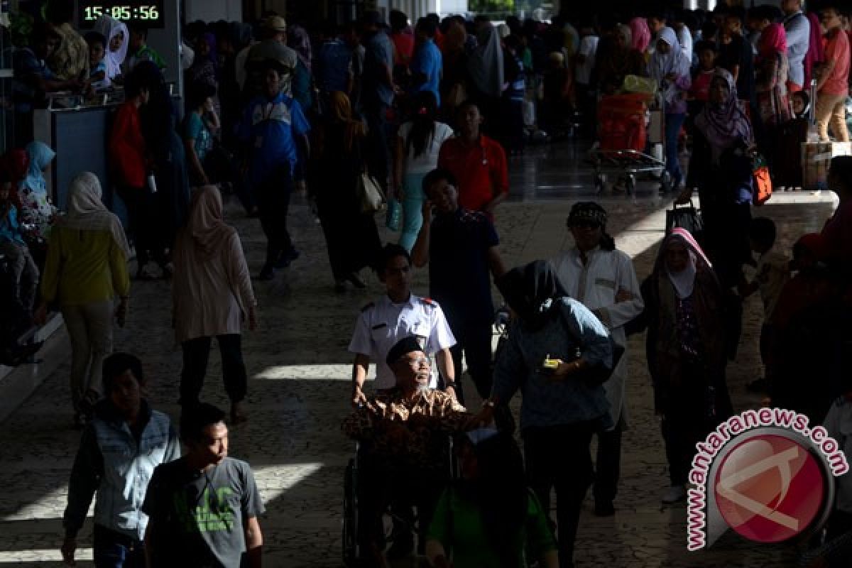 Arus mudik di Bandara Hasanuddin Makassar naik 20 persen