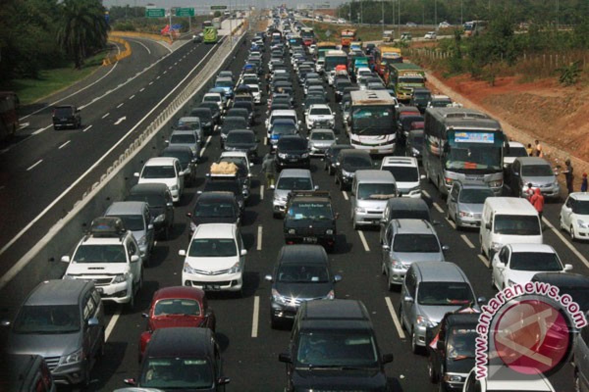 Volume kendaraan di tol ke luar Jakarta naik 30 persen awal Mei