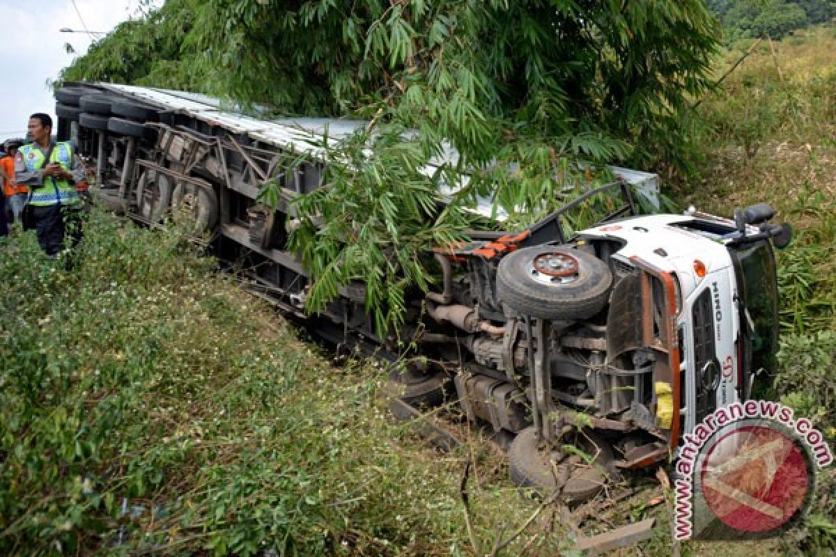 Truk masuk jurang dua warga Kupang tewas