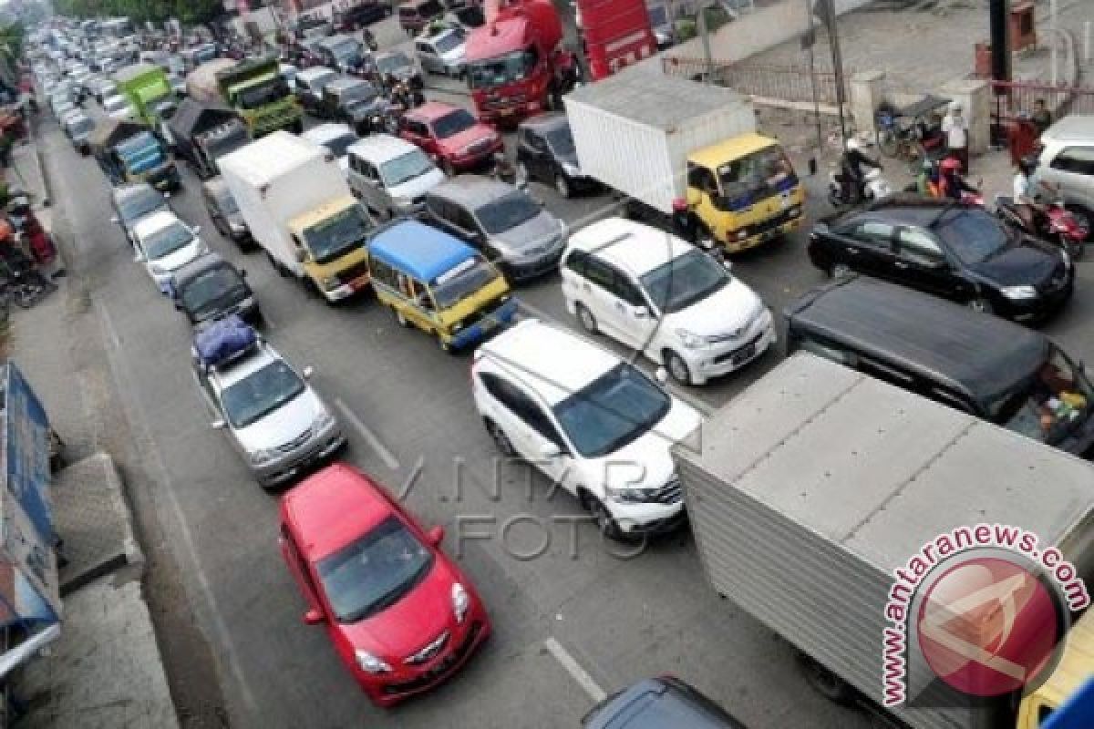 Polantas Bekasi Larang Truk Bertonase Berat Melintas