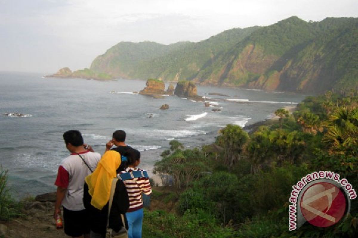 Pantai Papuma Dipadati Wisatawan Selama Libur Lebaran