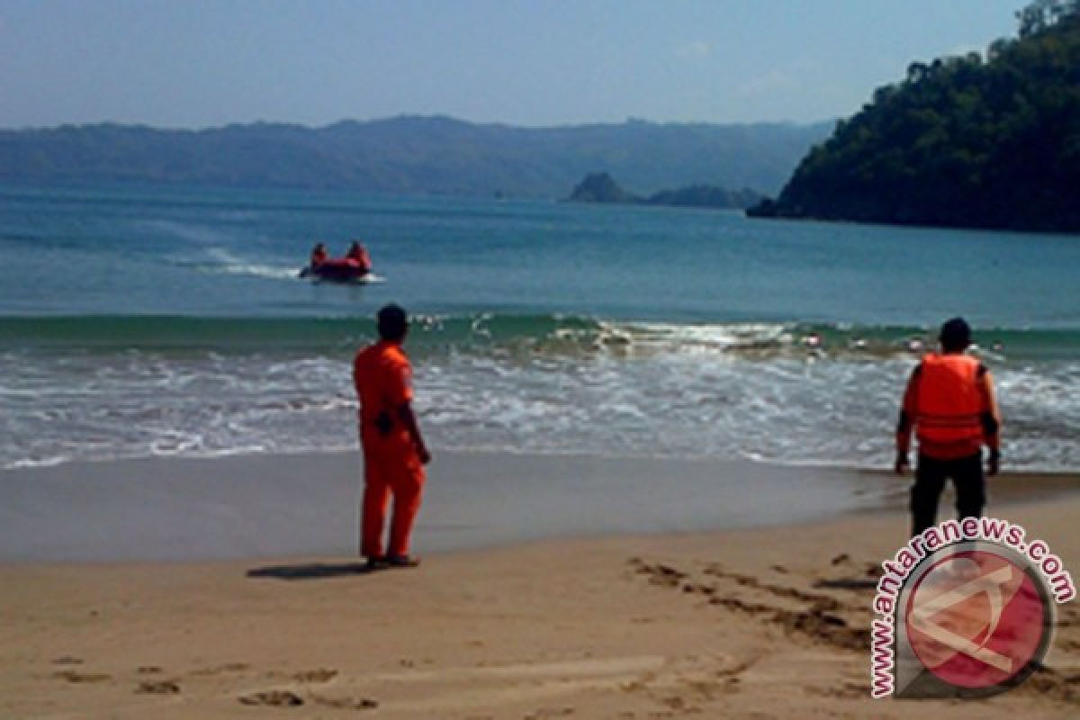 Nelayan Trenggalek Evakuasi Jasad Pelajar di Pantai Selatan