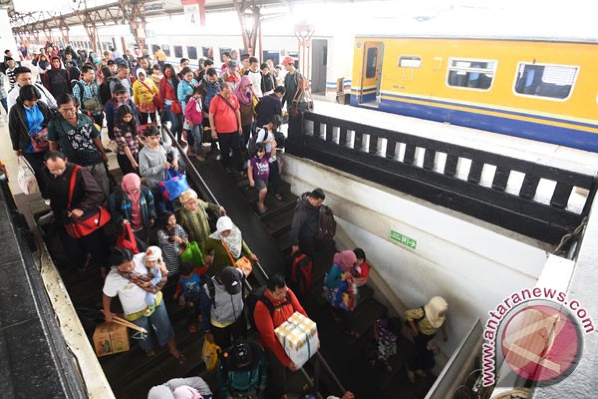 Minggu sore puncak arus balik kereta di Jakarta