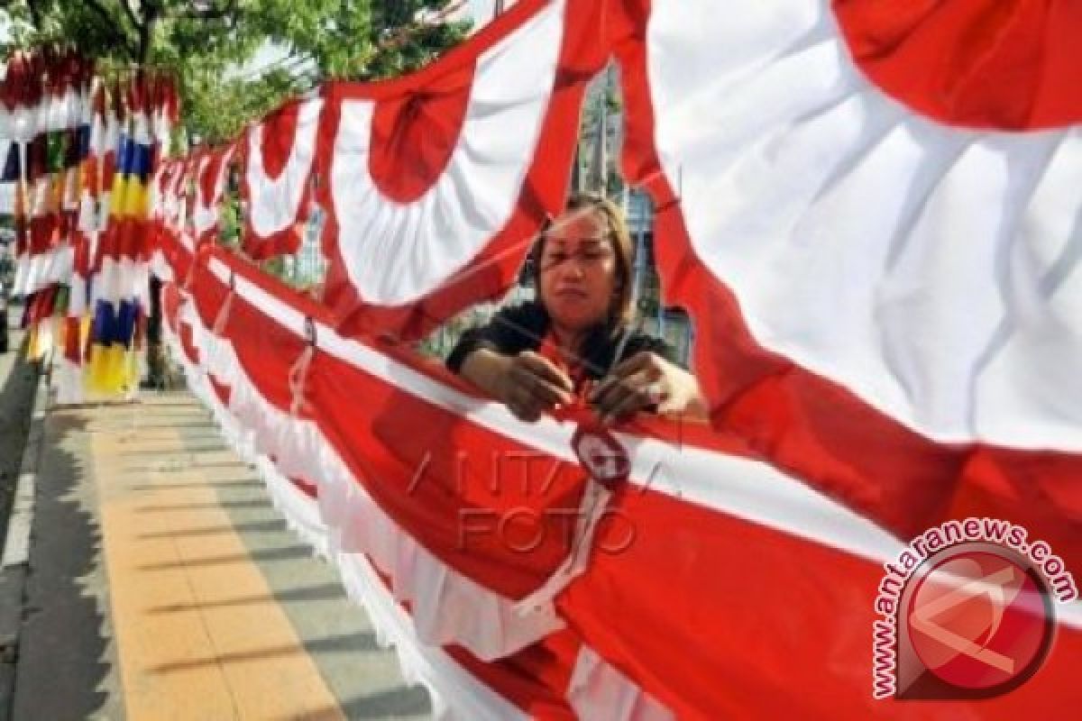 Penjual bendera merah putih menjamur di Mamuju 