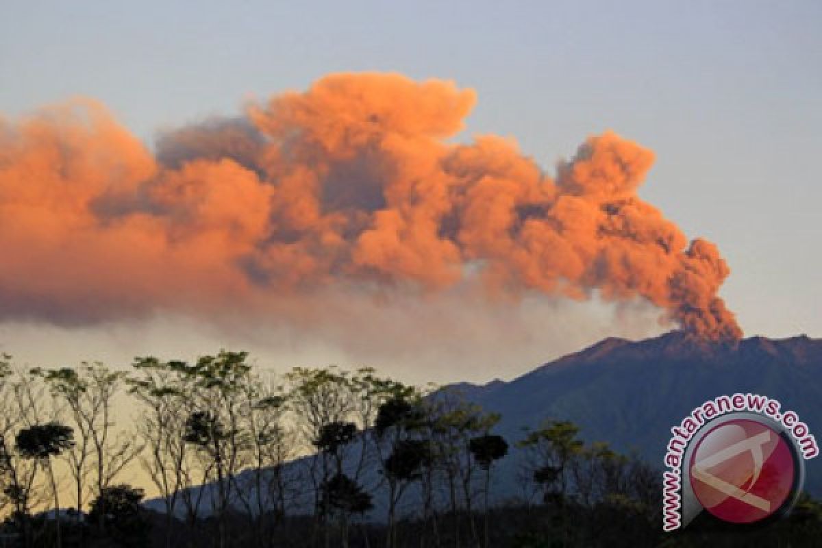 Raung muntahkan material pijar 100 meter