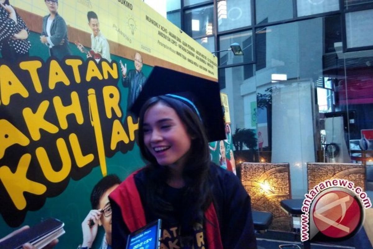  Bagi Dina Anjani, pendidikan itu nomor satu