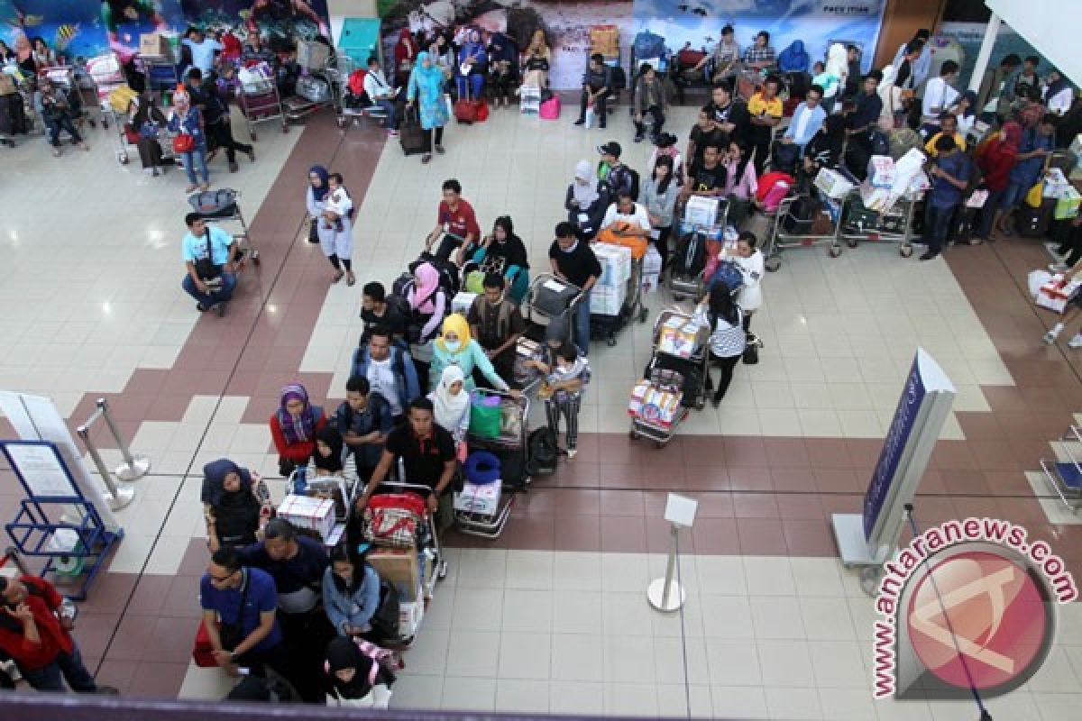Penumpang menumpuk di Bandara Minangkabau