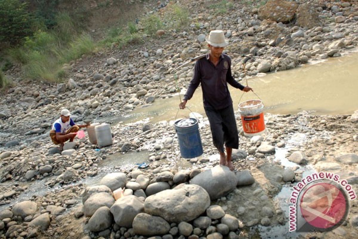 Warga bendung aliran sungai untuk mendapatkan air