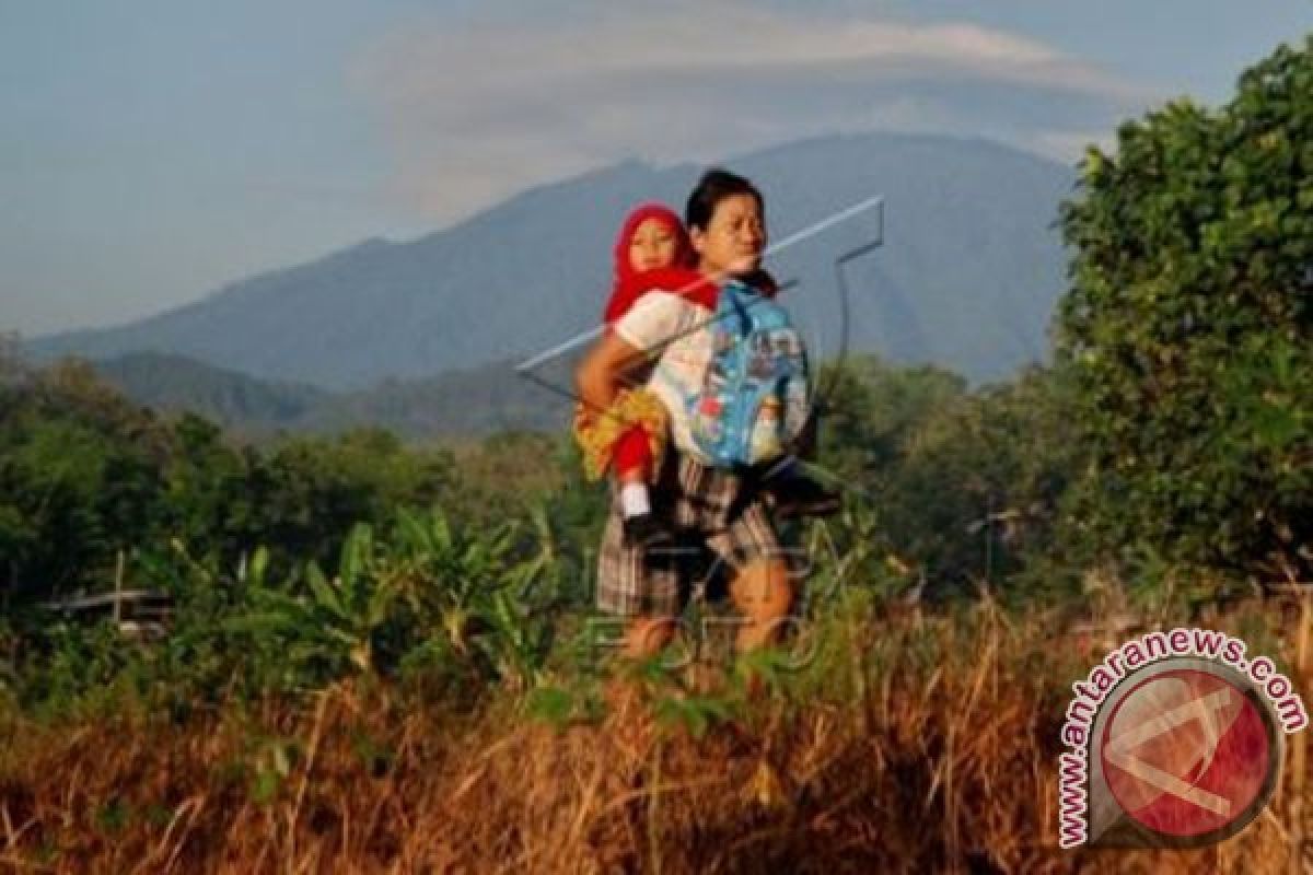 Orang tua antusias antarkan anak sekolah