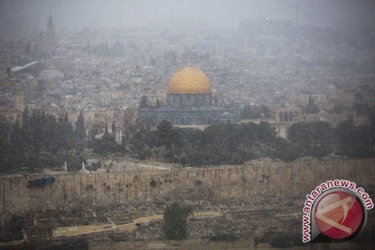 Tentara Israel Serbu Masjid Al-Aqsha