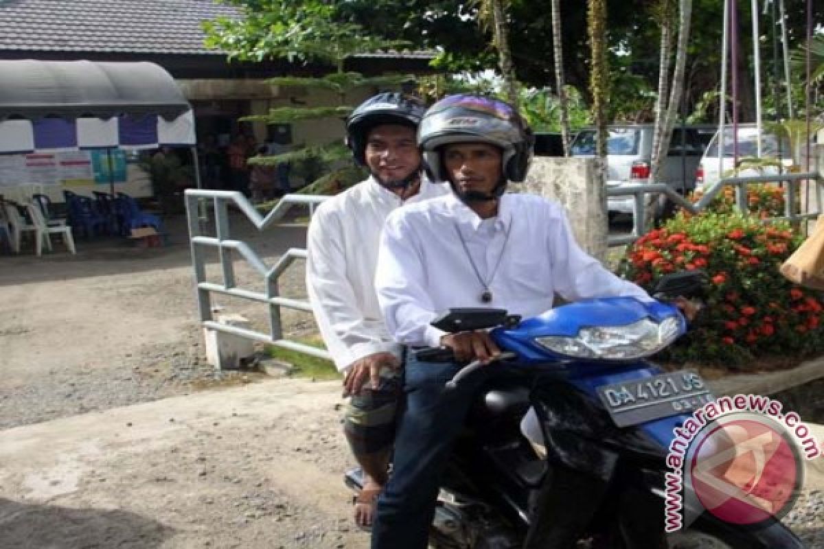 Naik Sepeda Motor Andi Mendaftar Bupati HST