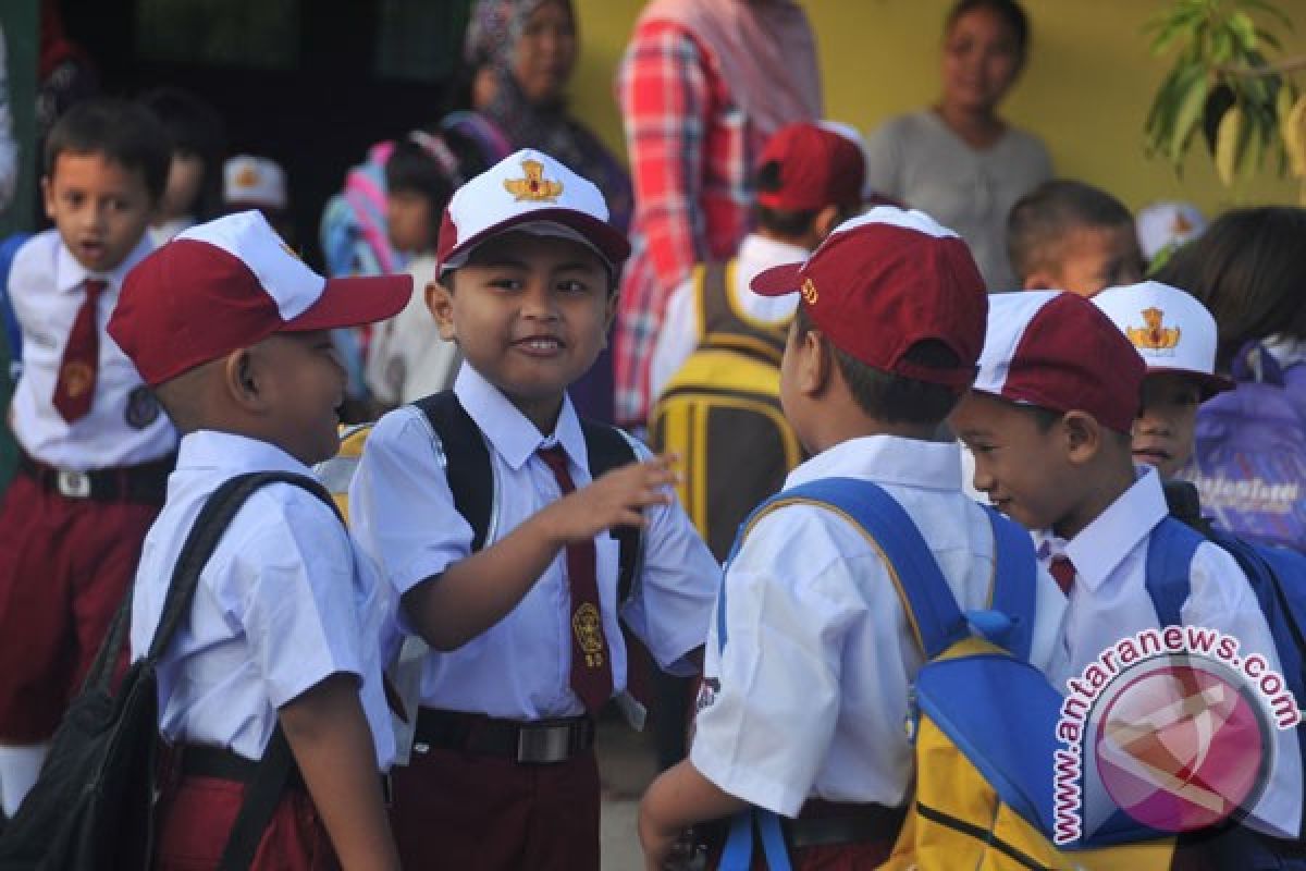 Pemkab Ogan Komering Ulu perbolehkan pegawainya antar anak sekolah di hari pertama