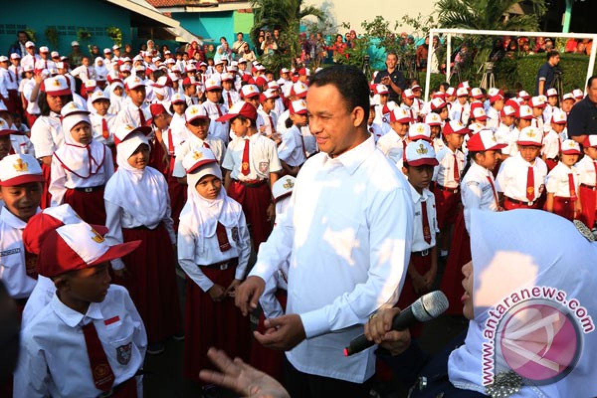 Wali murid berebut berfoto dengan Mendikbud