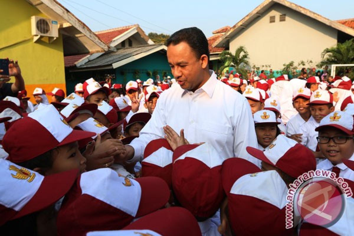 Mendikbud Anies hargai orang tua yang hantar anaknya ke sekolah