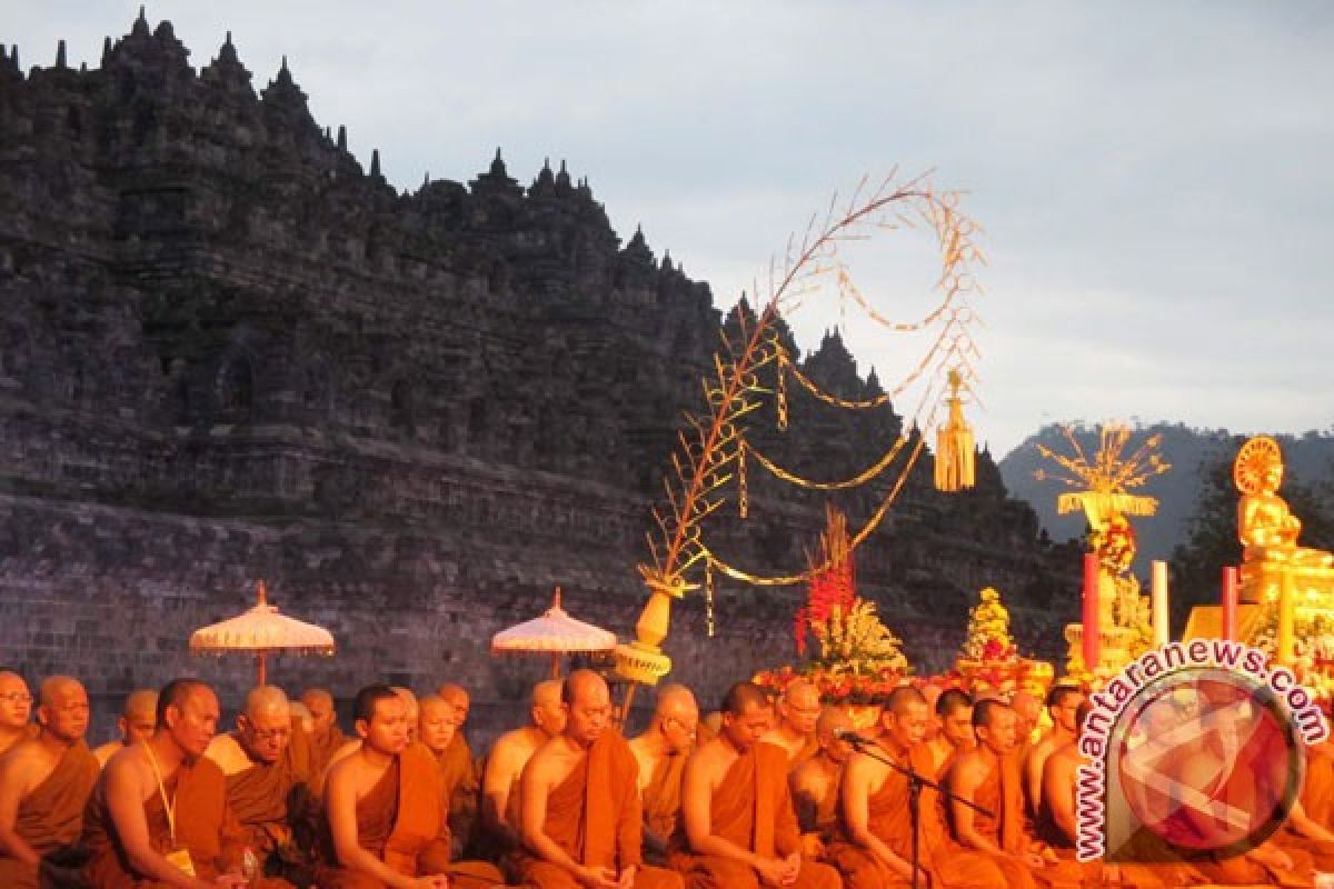 Para biksu doa matahari terbit di Borobudur