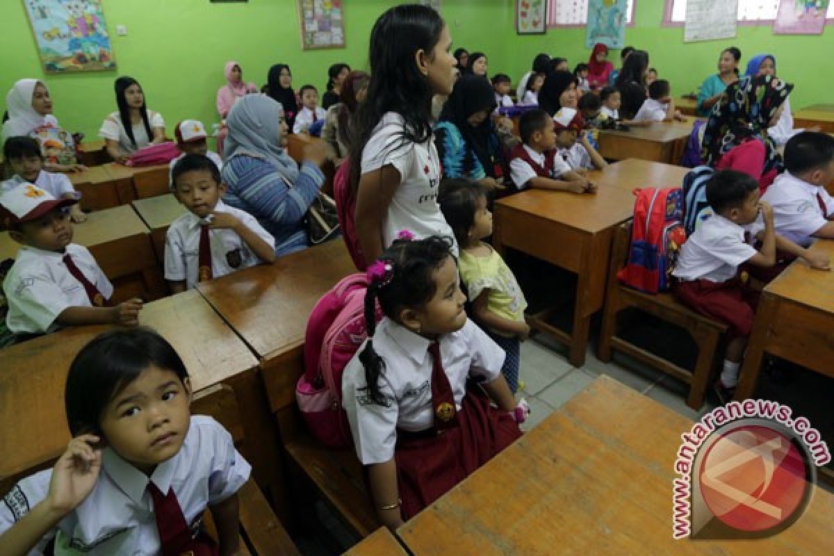 Anggota DPR: lima hari sekolah belum matang