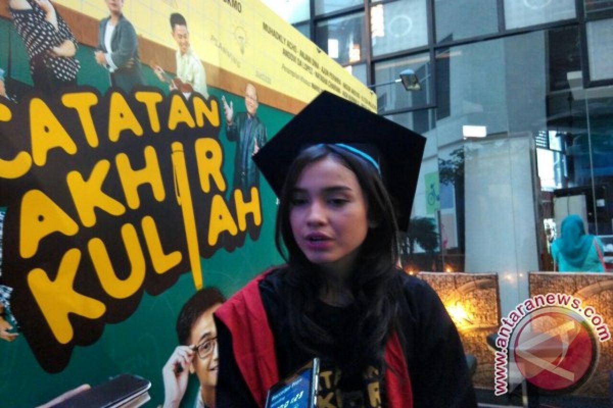 Main film, Dina Anjani ingin cepat lulus kuliah