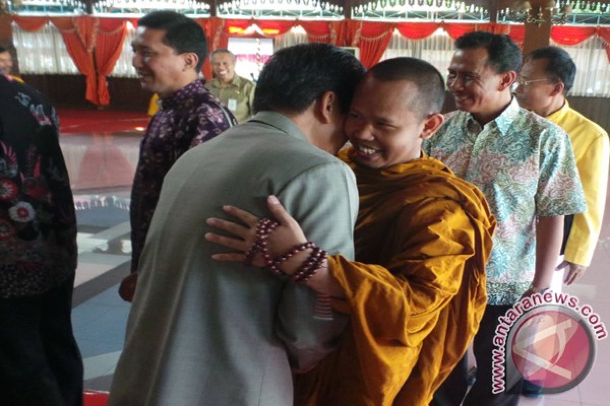 Interfaith leaders get together in Kudus gov't "halal bilhalal"