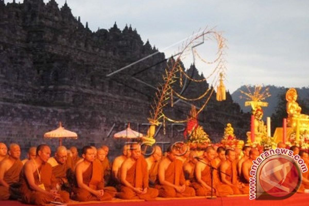 Ratusan Biksu Prosesi Puncak Asadha di Borobudur