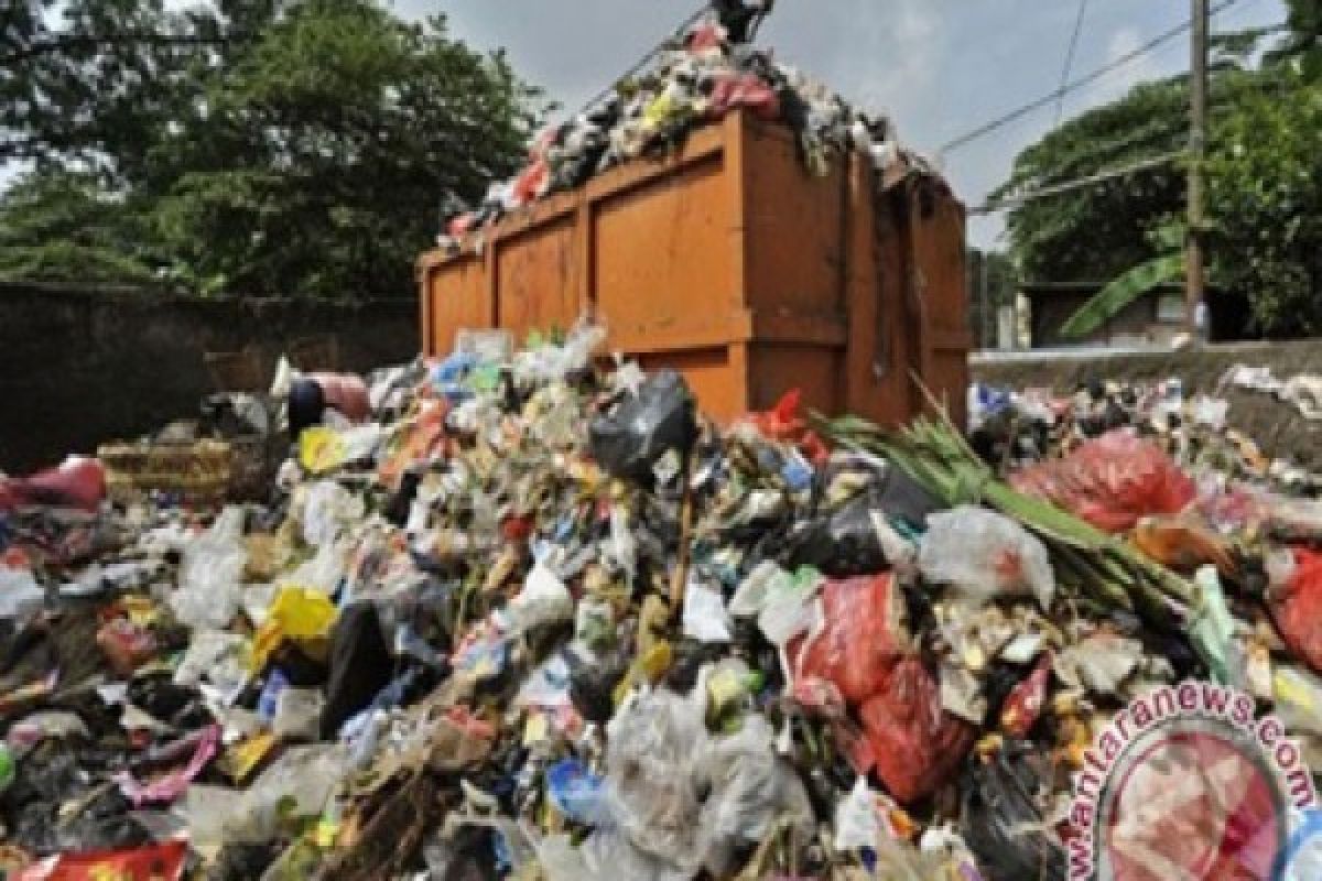 Warga Bandarlampung Keluhkan Sampah Belum Diangkut  