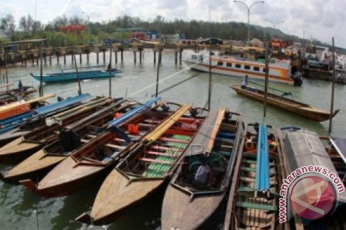 Minyak Hitam Limbah Kapal Kotori Pantai Bintan Kepulauan Riau