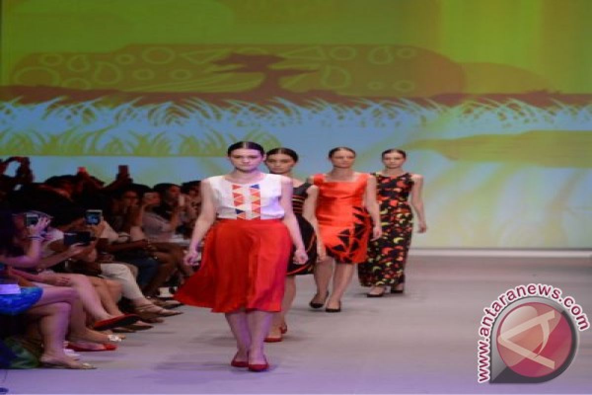 Hong Kong + Indonesian Fashion Meet at "Batik Crossover"