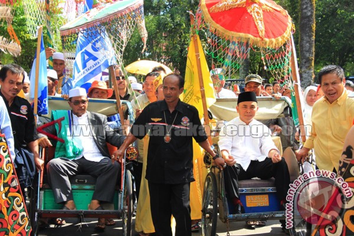 Sugianto-Habib Daftar ke KPU Diiringi Tarian