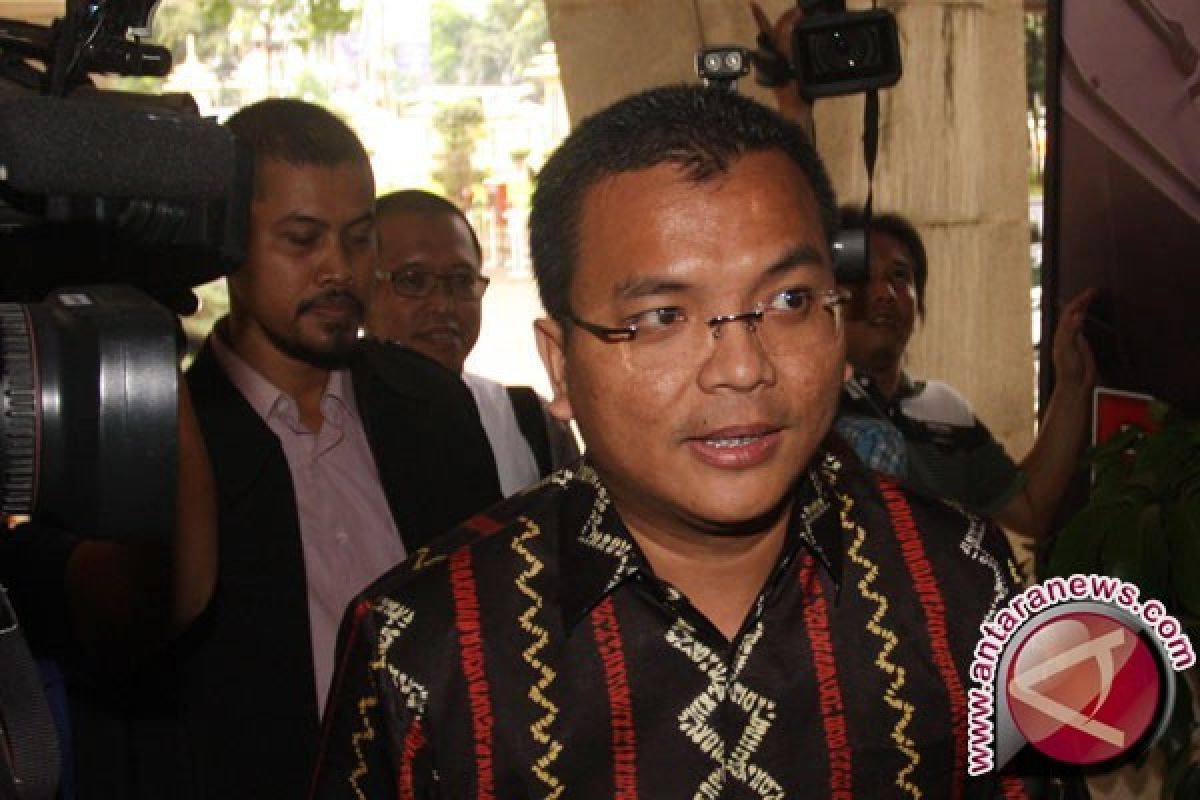 Denny Indrayana Datangi Bareskrim Polri