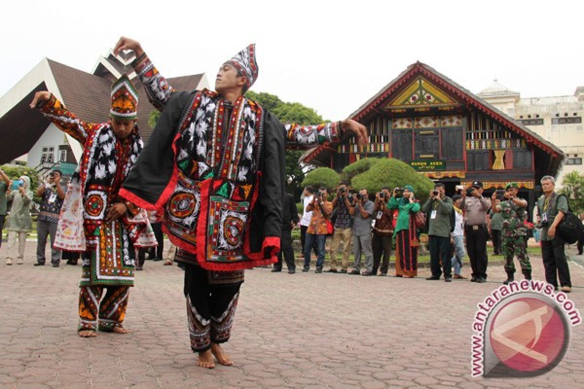 Tari Guel 100 pemuda meriahkan HUT Takengon