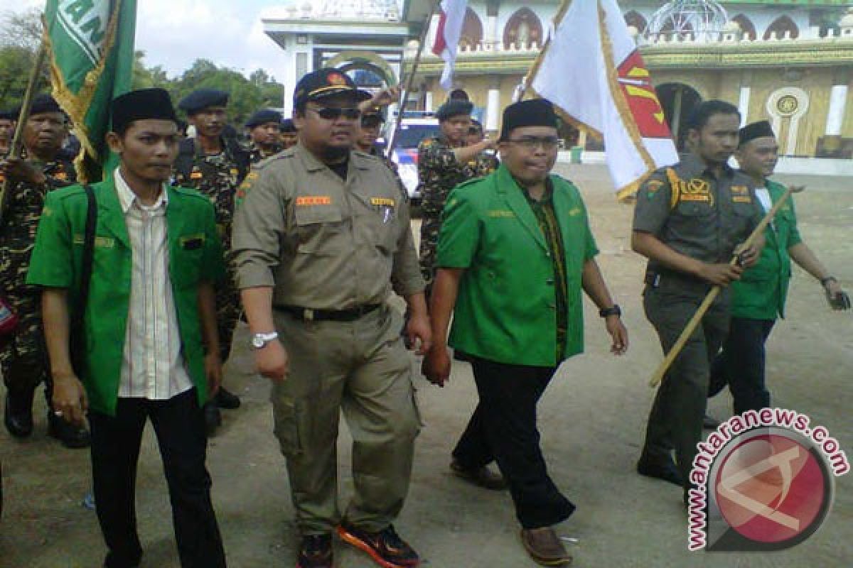 GP Ansor Berjalan Kaki Menuju Lokasi Muktamar