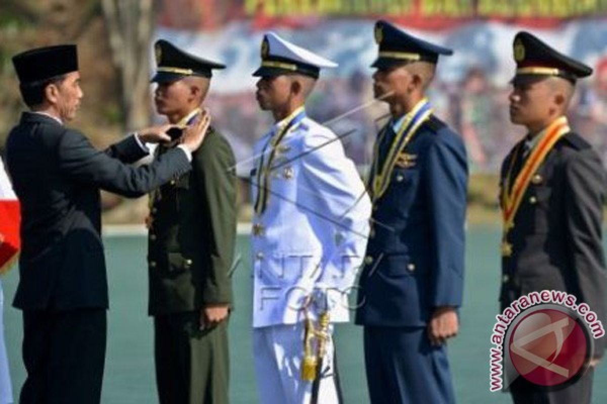 Presiden Lantik 793 Perwira TNI-Polri